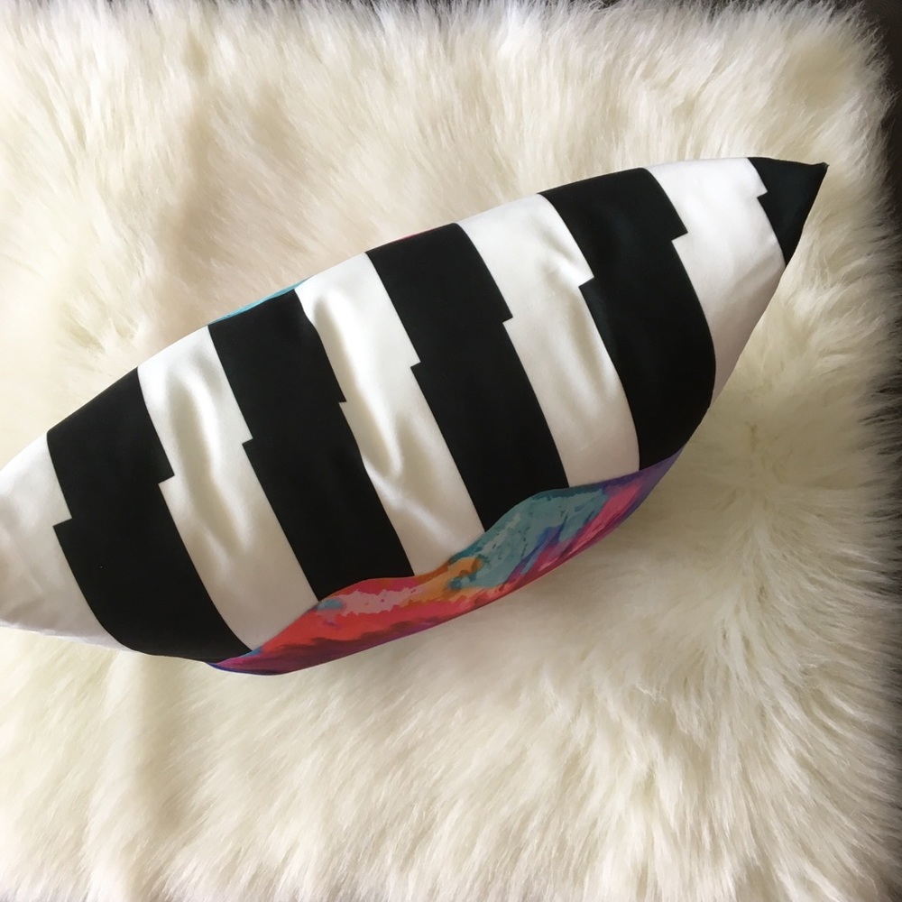 new last1 ♡ Jodi Pedri ♡ Smooches Pillow ♡ Lips - Picture 3 of 8